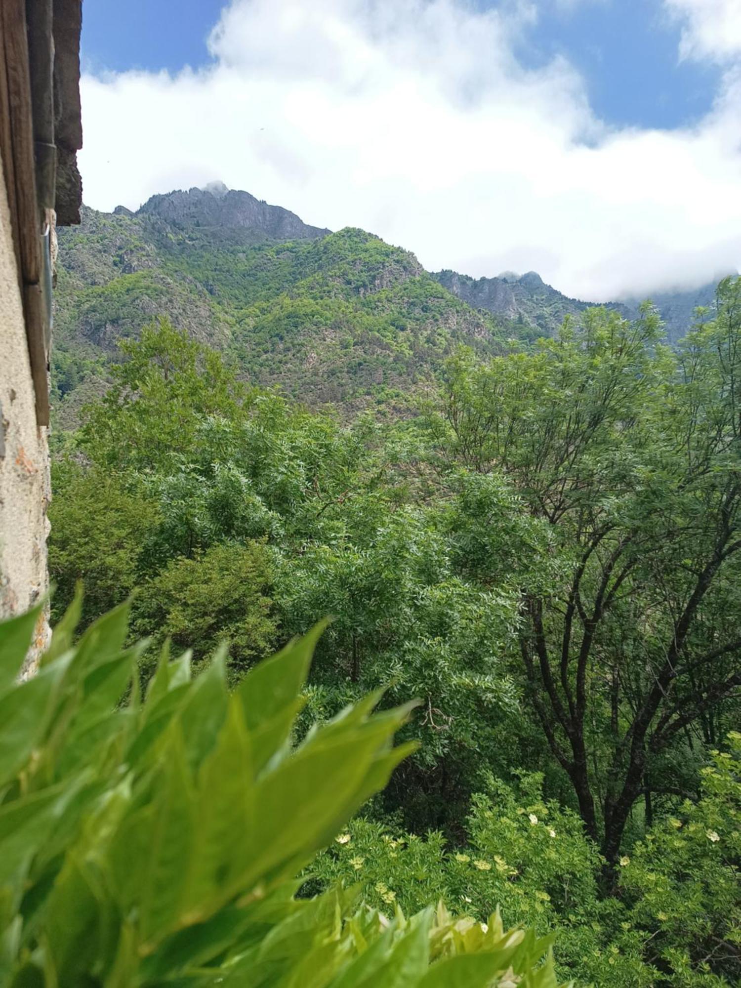 Chambre Ou Gite Dans Une Maison De Montagne - De Suzon A Zelie Entraigues  Room photo